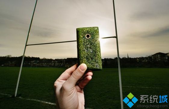 英国回收旧手机用草制作诺基亚Lumia520外壳
