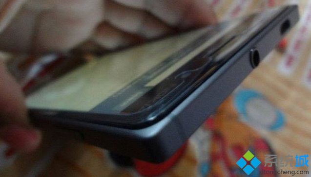 微软轻旗舰机Lumia830制造缺陷曝光：出现翘屏现象