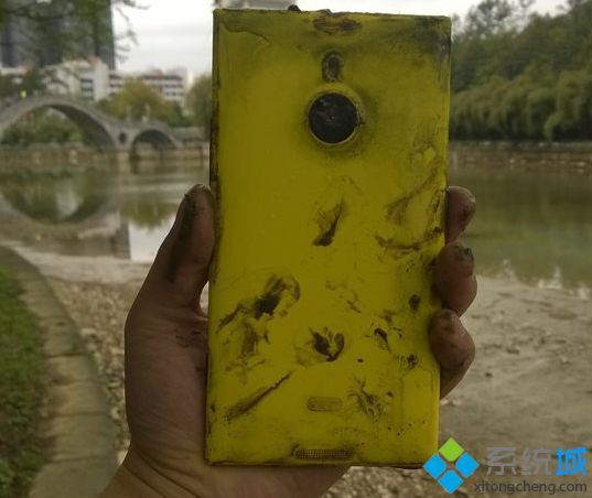 Lumia1520“骚黄”版太强大：掉湖里一年后Windows键还会闪烁