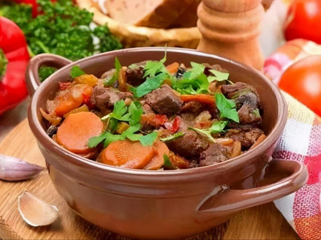 炖牛肉放哪些调料容易烂又好吃（炖牛肉用什么香料好吃又烂）